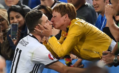 Julian Draxler recibe un beso de su madre Monika tras la victoria ante Italia.