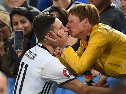 Julian Draxler recibe un beso de su madre Monika tras la victoria ante Italia.