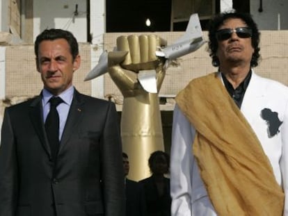 Sarkozy y Gadafi escuchan el himno franc&eacute;s en Tr&iacute;poli durante una visita del primero a Libia en 2007. 