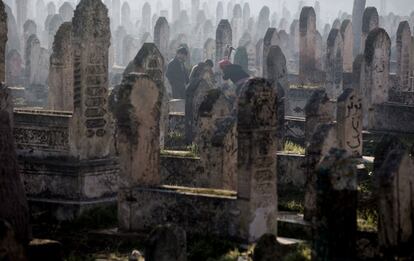 Un hombre está cavando una tumba en un cementerio en Alepo, mientras que los niños miran. Esta imagen forma parte de la serie ganadora del XVII Premio Luis Valtueña de Fotografía Humanitaria Médicos del Mundo. La exposición donde se podrá ver el trabajo del galardonado y los otros tres finalistas se podrá visitar a partir del 21 de enero en el espacio CentroCentro de Madrid.