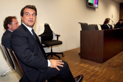 Laporta, junto a su abogado, durante el juicio que se sigue contra él.