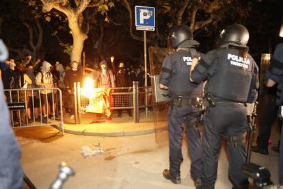 Unos manifestantes queman una bandera de España en el perímetro de seguridad alrededor del Parlament.