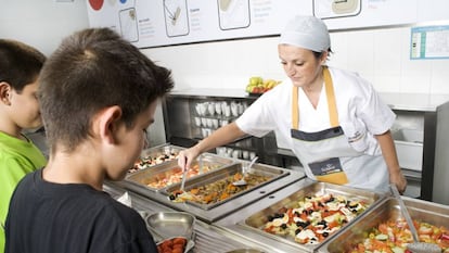 Trabajadora de un comedor escolar.