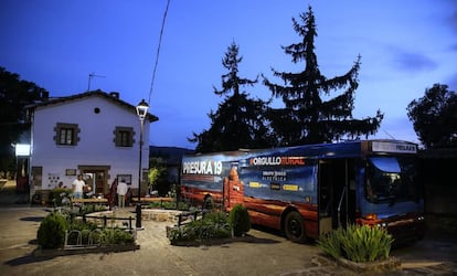 El autobús de El Hueco, una organización que trata de combatir la despoblación, aparcado en Urriés (Zaragoza).