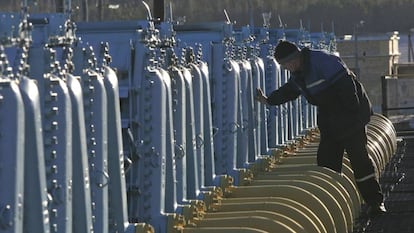 Un trabajador de la estación del gasoducto Yamal-Europe cerca de Nesvizh, al sur de Minsk, la capital de Bielorrusia.