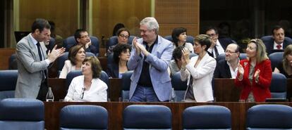 Maru Menéndez, aplaudida por sus compañeros a su regreso a la Asamblea.