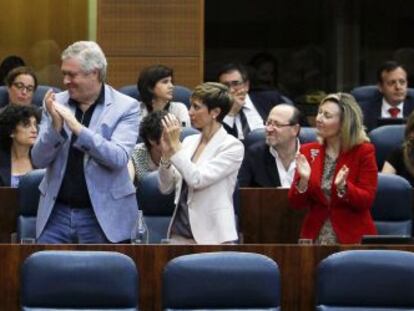 Maru Menéndez, aplaudida por sus compañeros a su regreso a la Asamblea.