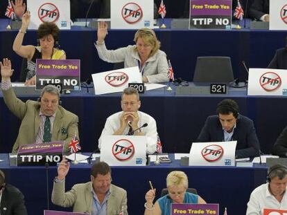 Eurodiputados con carteles en contra del TTIP, el martes en Estrasburgo.