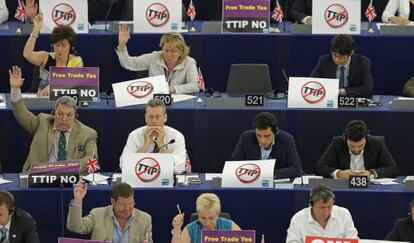 Eurodiputados con carteles en contra del TTIP, el martes en Estrasburgo.