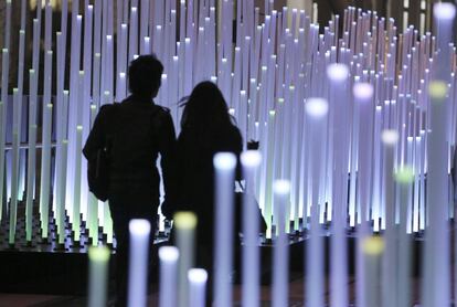 Una pareja camina a través de la iluminación de Navidad en la estación de Tokio.