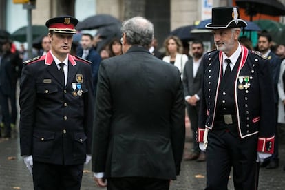 Quim Torra saluda al comisario jefe de los Mossos, Eduard Sallent, el pasado 11 de septiembre. 