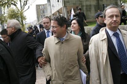 Conde Roa, rodeado de colaboradores, al abandonar ayer los juzgados de Santiago tras declarar ante el juez Vázquez Taín.