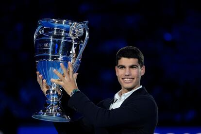 Alcaraz, con el trofeo de número uno mundial.