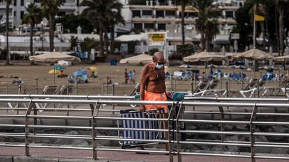 Turistas en la playa de Puerto Rico, Las Palmas de Gran Canaria, Canarias, en octubre de 2020.