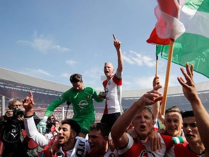 Jogadores do Feyenoord, capitaneados por Dirk Kuyt, celebram o título do campeonato, conquistado no domingo.