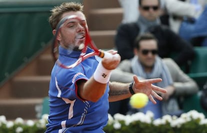 Wawrinka golpea la bola ante Gasquet.