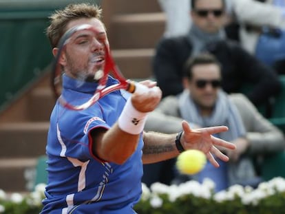 Wawrinka golpea la bola ante Gasquet.