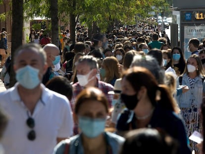 Colas para realización de pruebas serológicas al personal docente de Madrid Capital.