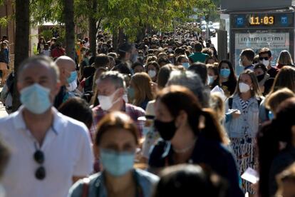 Colas para realización de pruebas serológicas al personal docente de Madrid Capital.