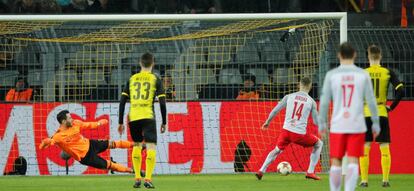 Gol de penalti de Berisha en el el Signal Iduna Park.