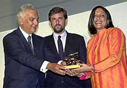 Mira Nair recibe el León de Oro de manos de Paolo Baratta (izquierda), presidente de la Bienal de Venecia, y Nanni Moretti.