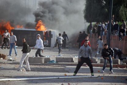 Grupos de manifestantes se enfrentan a la policía en Marraquech durante la jornada nacional de protesta de ayer en Marruecos.