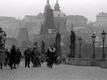 El puente Carlos, de Praga, une la ciudad vieja y el barrio de Malá Strana, donde se encuentra el castillo.