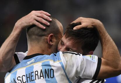 Messi y Mascherano se abrazan tras el partido. 