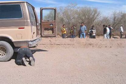 Detención de inmigrantes en Rancho Caballo Loco. El que está agachado es el conductor del vehículo.