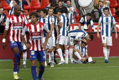 Los jugadores de la Real felicitan a Prieto tras un gol.tras