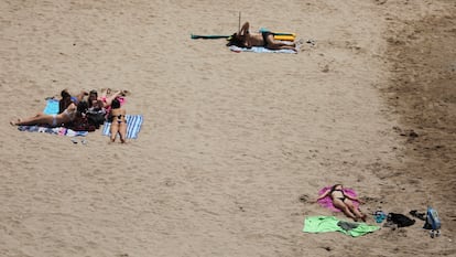 Una playa de Salou casi vacía durante el confinamiento.