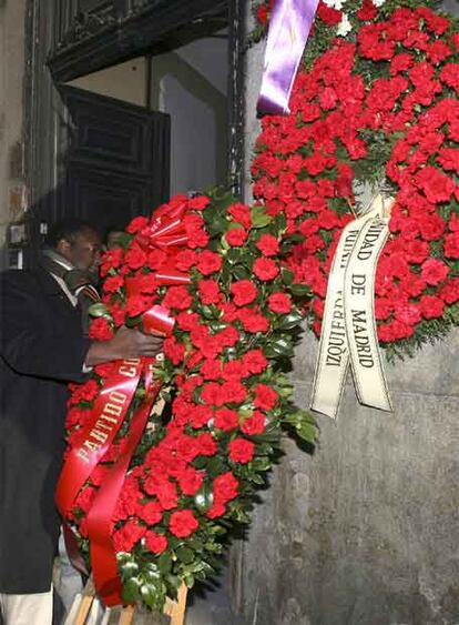 Los participantes en el homenaje celebrado el día en el que se cumplen 30 años del atentado han realizado una ofrenda floral en memoria de los abogados laboristas asesinados en Madrid.