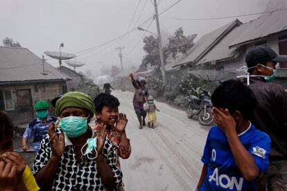 Cerca de 20.000 personas han tenido que ser evacuadas en los últimos meses en las zonas en torno al monte Sinabung, que ha entrado en erupción más de 50 veces desde el sábado pasado,según los medios locales. En la imagen, evacuados en la aldea de Payung (distrito de Karo), en la isla de Sumatra (Indonesia).