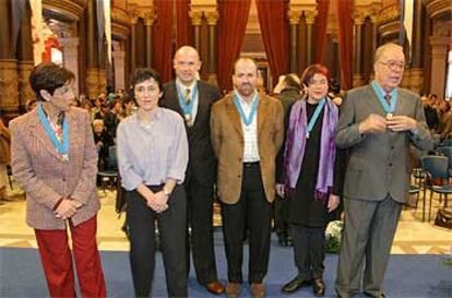 De izquierda a derecha, María Jesús Zapiain, directora de la escuela de Enfermería; Coro del Santo e Iñigo Lamarca, en representación de Gehitu; el presidente de DYA, José Luis Artola; la escritora Mariasun Landa, y el presidente del Coro Easo, Peli Egaña.