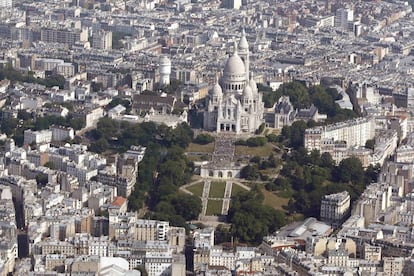La Basílica del Sagrado Corazón de Jesús situada en lo alto de la colina de Montmartre. Su construcción fue decidida por la Asamblea Nacional en 1873.