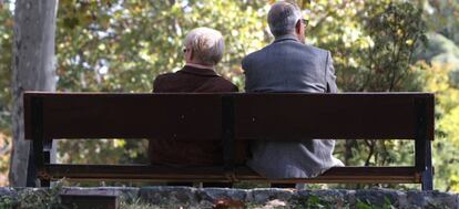 Una pareja de ancianos en un parque público de MAdrid
