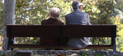 Una pareja de ancianos en un parque p&uacute;blico de MAdrid