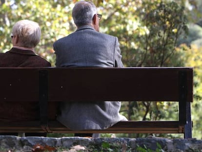 Una pareja de ancianos en un parque p&uacute;blico de MAdrid