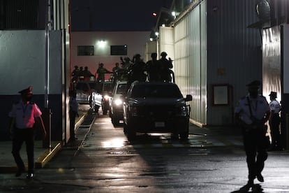 Miembros de la Marina y de la Policía Federal Ministerial realizan un operativo en el Hangar de la Fiscalía General de la República Mexicana para llevar a cabo el traslado del capo Rafael Caro Quintero al Penal del Altiplano, este viernes en Ciudad de México (México). 