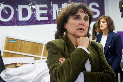 La candidata de Podemos a la Xunta de Galicia, Isabel Faraldo, sigue el recuento de las elecciones autonómicas en la sede de su organización, este domingo en A Coruña.  Podemos se queda fuera del Parlamento regional, al no obtener ningún escaño, con un insignificante 0,26% de votos.