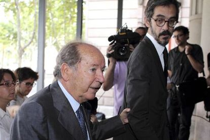 Jos&eacute; Luis N&uacute;&ntilde;ez, acompa&ntilde;ado por Crist&oacute;bal Martell, abandona la Audiencia de Barcelona en julio de 2011.