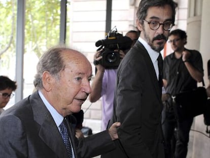 Jos&eacute; Luis N&uacute;&ntilde;ez, acompa&ntilde;ado por Crist&oacute;bal Martell, abandona la Audiencia de Barcelona en julio de 2011.