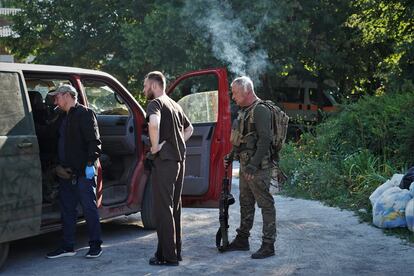 Varios militares esperan noticias después de trasladar a varios compañeros heridos a un punto de atención médica de Zaporiyia. 