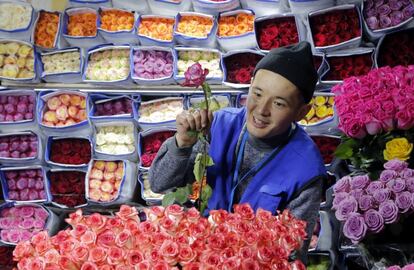 Un florista coloca una rosa en su tienda en la víspera del Día Internacional de la Mujer en Moscú, Rusia.