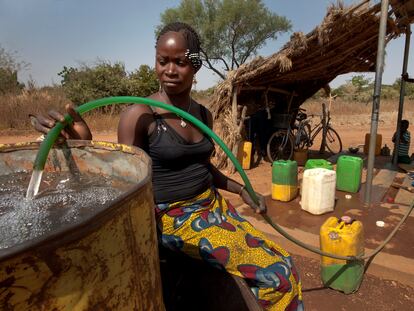 Kounda Asmaou recoge agua potable para su familia en la aldea de Badnoogo, en Burkina Faso.