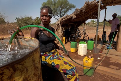 Kounda Asmaou recoge agua potable para su familia en la aldea de Badnoogo, en Burkina Faso.