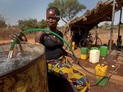 Kounda Asmaou recoge agua potable para su familia en la aldea de Badnoogo, en Burkina Faso.