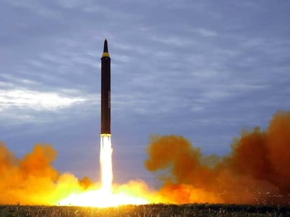 Imagen difundida por Corea del Norte del misil Hwasong, que lanzó el 29 de agosto y pasó por encima del norte de Japón.