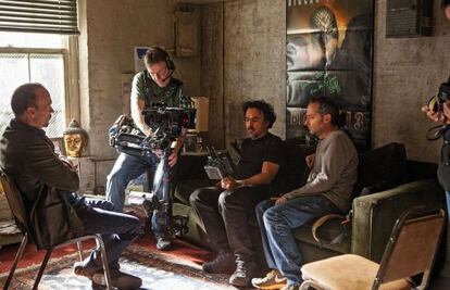 El director i membres del seu equip controlen el procés d'una escena de 'Birdman'. Enfront d'ells, el protagonista, Michael Keaton.