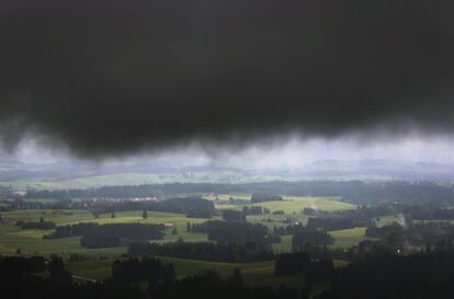 Las nubes se ciernen sobre las tierras altas alpinas en Bernbeuern, al sur de Alemania.